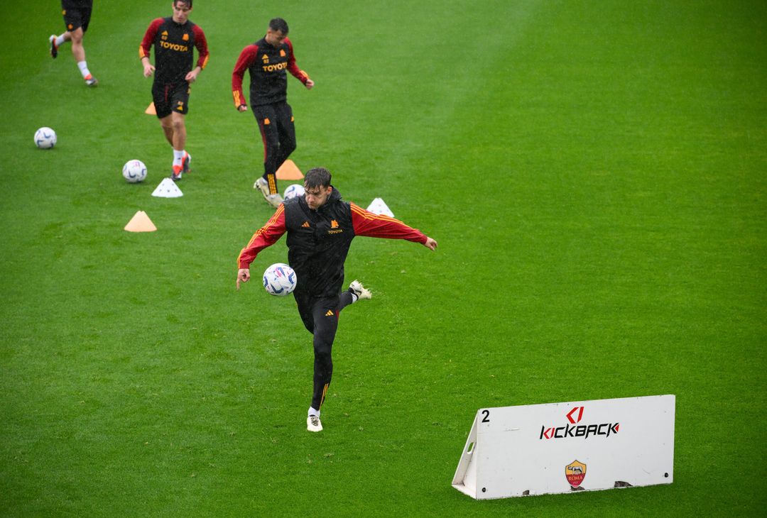Roma, la ripresa degli allenamenti sotto la pioggia a Trigoria – FOTOGALLERY - immagine 48