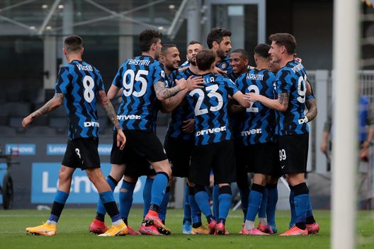 MILAN, ITALY - MAY 08: Lautaro Martinez of FC Internazionale celebrates with teammates after scoring their team's fifth goal via penalty during the Serie A match between FC Internazionale and UC Sampdoria at Stadio Giuseppe Meazza on May 08, 2021 in Milan, Italy. Sporting stadiums around Italy remain under strict restrictions due to the Coronavirus Pandemic as Government social distancing laws prohibit fans inside venues resulting in games being played behind closed doors. (Photo by Emilio Andreoli - Inter/Inter via Getty Images) MILAN, ITALY - MAY 08: Lautaro Martinez of FC Internazionale celebrates with teammates after scoring their team's fifth goal via penalty during the Serie A match between FC Internazionale and UC Sampdoria at Stadio Giuseppe Meazza on May 08, 2021 in Milan, Italy. Sporting stadiums around Italy remain under strict restrictions due to the Coronavirus Pandemic as Government social distancing laws prohibit fans inside venues resulting in games being played behind closed doors. (Photo by Emilio Andreoli - Inter/Inter via Getty Images)