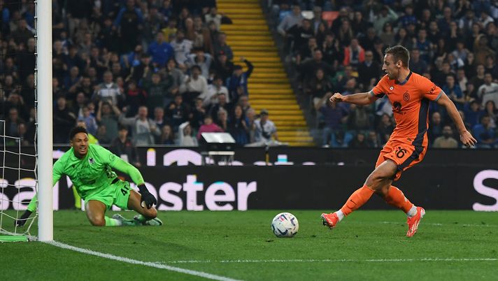 UDINE, ITALY - APRIL 08: Davide Frattesi of FC Internazionale scores his team's second goal during the Serie A TIM match between Udinese Calcio and FC Internazionale at Dacia Arena on April 08, 2024 in Udine, Italy. (Photo by Alessandro Sabattini/Getty Images) Udinese – La salvezza passa per i finali di gara, sono 22 i punti persi - immagine 1