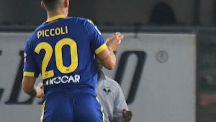 VERONA, ITALY - OCTOBER 16: Ciprian Tatarusanu of AC Milan saves a shot from Roberto Piccoli of Hellas Verona during the Serie A match between Hellas Verona and AC MIlan at Stadio Marcantonio Bentegodi on October 16, 2022 in Verona, Italy. (Photo by Alessandro Sabattini/Getty Images) Empoli scatenato: in arrivo Piccoli, Vignato e si tratta anche con il Sassuolo - immagine 1
