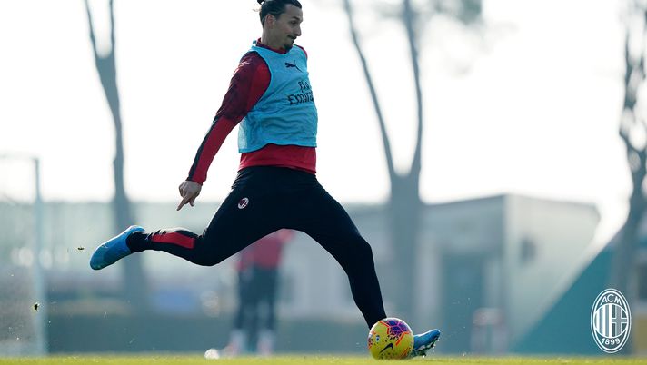 Zlatan Ibrahimovic in allenamento con il Milan a Milanello (credits: acmilan.com) 