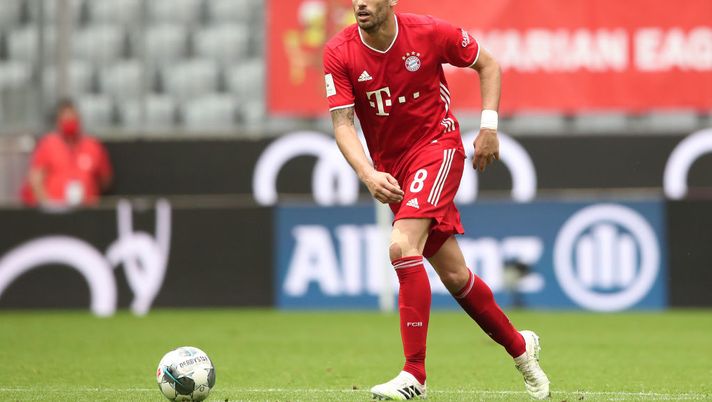 MUNICH, GERMANY - JUNE 20: Javier Martinez of FC Bayern Muenchen runs with the ball during the Bundesliga match between FC Bayern Muenchen and Sport-Club Freiburg at Allianz Arena on June 20, 2020 in Munich, Germany. (Photo by Alexander Hassenstein/Getty Images) 