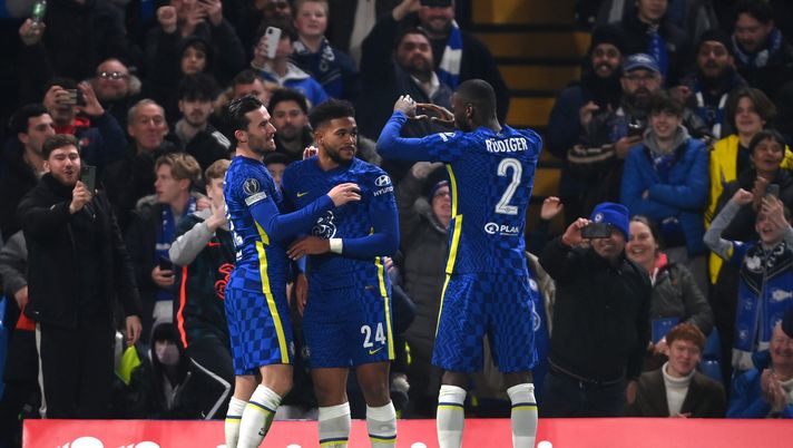 LONDON, ENGLAND - NOVEMBER 23: Reece James of Chelsea celebrates after scoring their side's second goal with Ben Chilwell and Antonio Ruediger during the UEFA Champions League group H match between Chelsea FC and Juventus at Stamford Bridge on November 23, 2021 in London, England. (Photo by Mike Hewitt/Getty Images) Champions League – Crollo Juventus. Atalanta, pareggio pirotecnico - immagine 1