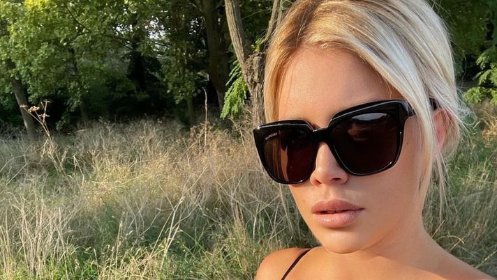 Wanda Nara, sessione di corsa per le strade di Parigi: décolleté mozzafiato Wanda Nara, sessione di corsa per le strade di Parigi: décolleté mozzafiato