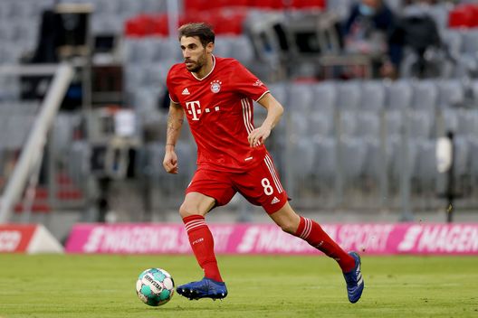  MUNICH, GERMANY - NOVEMBER 21: Javier Martinez of Bayern München runs with the ball during the Bundesliga match between FC Bayern Muenchen and SV Werder Bremen at Allianz Arena on November 21, 2020 in Munich, Germany. (Photo by Alexander Hassenstein/Getty Images) 