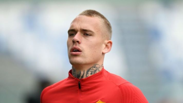 REGGIO NELL'EMILIA, ITALY - APRIL 03: Rick Karsdorp of AS Roma looks on during the Serie A match between US Sassuolo and AS Roma at Mapei Stadium - Città del Tricolore on April 03, 2021 in Reggio nell'Emilia, Italy. Sporting stadiums around Italy remain under strict restrictions due to the Coronavirus Pandemic as Government social distancing laws prohibit fans inside venues resulting in games being played behind closed doors. (Photo by Alessandro Sabattini/Getty Images) Ecco sei difensori da mettere alla 15ma giornata al fantacalcio, tra centrali e terzini- immagine 1