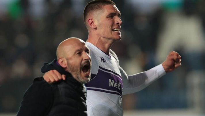 BERGAMO, ITALY - FEBRUARY 10: Nikola Milenkovic of ACF Fiorentina celebrates victory with his coach Vincenzo Italiano at the end of the Coppa Italia match between Atalanta BC and ACF Fiorentina at Gewiss Stadium on February 10, 2022 in Bergamo, Italy. (Photo by Emilio Andreoli/Getty Images) CorSport: “Fissata una deadline per la cessione di Milenkovic: questa è la data” - immagine 1