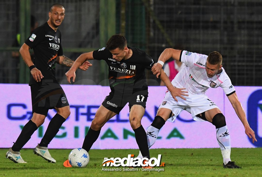  VENICE, ITALY - APRIL 27:  Davide Marsura of Venezia FC  competes for the ball whit Slobodan Rajkovic of US Citta di Palermo during the serie B match between Venezia FC and US Citta di Palermo at Stadio Pier Luigi Penzo on April 27, 2018 in Venice, Italy.  (Photo by Alessandro Sabattini/Getty Images) 