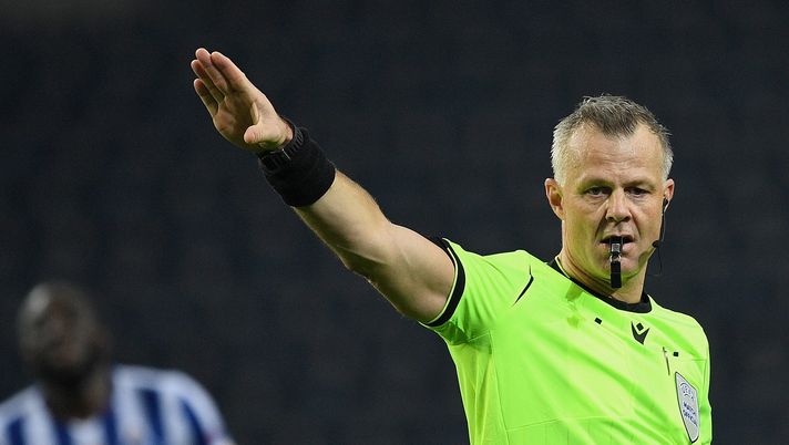 PORTO, PORTUGAL - DECEMBER 01: Referee Bjorn Kuipers
gives instructions during the UEFA Champions League Group C stage match between FC Porto and Manchester City at Estadio do Dragao on December 01, 2020 in Porto, Portugal. Sporting stadiums around Portugal remain under strict restrictions due to the Coronavirus Pandemic as Government social distancing laws prohibit fans inside venues resulting in games being played behind closed doors. (Photo by Octavio Passos/Getty Images) PORTO, PORTUGAL - DECEMBER 01: Referee Bjorn Kuipers
gives instructions during the UEFA Champions League Group C stage match between FC Porto and Manchester City at Estadio do Dragao on December 01, 2020 in Porto, Portugal. Sporting stadiums around Portugal remain under strict restrictions due to the Coronavirus Pandemic as Government social distancing laws prohibit fans inside venues resulting in games being played behind closed doors. (Photo by Octavio Passos/Getty Images)