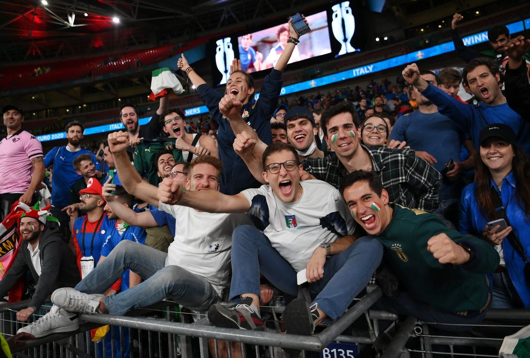  LONDON, ENGLAND - JULY 11: Italy fans celebrate after victory in the UEFA Euro 2020 Championship Final between Italy and England at Wembley Stadium on July 11, 2021 in London, England. (Photo by Laurence Griffiths/Getty Images) 