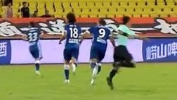 Spallata sulla schiena dell’arbitro: Dourado rischia 6 mesi di squalifica in Cina