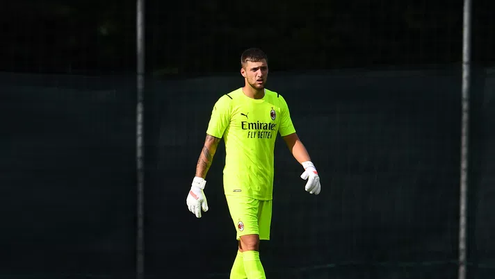 CAIRATE, ITALY - JULY 17: Alessandro Plizzari of AC Milan in action during the Pre-Season Friendly match between AC Milan and Pro Sesto at Milanello on July 17, 2021 in Cairate, Italy. (Photo by Claudio Villa/AC Milan via Getty Images)