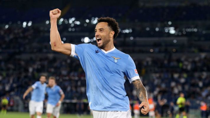 ROME, ITALY - SEPTEMBER 26: Felipe Anderson of SS Lazio celebrates after scoring their side's third goal during the Serie A match between SS Lazio and AS Roma at Stadio Olimpico on September 26, 2021 in Rome, Italy. (Photo by Paolo Bruno/Getty Images) Felipe Anderson, quel soprannome “Albero di Natale” dai compagni: il motivo - immagine 1