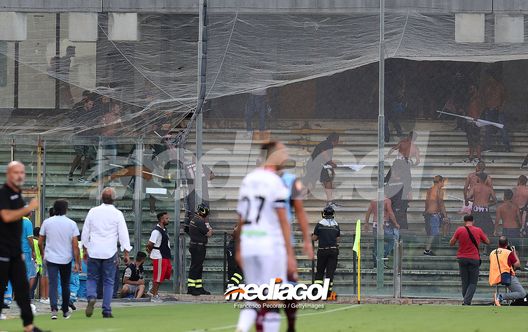 SALERNO, ITALY - AUGUST 25: A brawl in the US Citta di Palermo's stand during the Serie B match between US Salernitana and US Citta di Palermo on August 25, 2018 in Salerno, Italy. (Photo by Francesco Pecoraro/Getty Images) SALERNO, ITALY - AUGUST 25: A brawl in the US Citta di Palermo's stand during the Serie B match between US Salernitana and US Citta di Palermo on August 25, 2018 in Salerno, Italy. (Photo by Francesco Pecoraro/Getty Images)