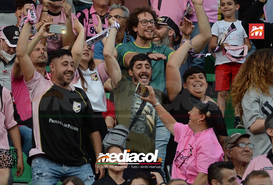 Fototifo, i tifosi allo stadio per Palermo-Feralpisaló 1-0 (gallery) - immagine 179