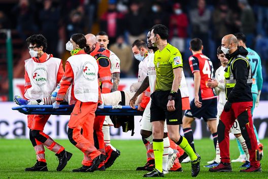 GENOA, ITALY - DECEMBER 1: Simon Kjaer of Milan leaves the pitch on a stretcher after suffering an injury during the Serie A match between Genoa CFC and AC Milan at Stadio Luigi Ferraris on December 1, 2021 in Genoa, Italy. (Photo by Getty Images) GENOA, ITALY - DECEMBER 1: Simon Kjaer of Milan leaves the pitch on a stretcher after suffering an injury during the Serie A match between Genoa CFC and AC Milan at Stadio Luigi Ferraris on December 1, 2021 in Genoa, Italy. (Photo by Getty Images)