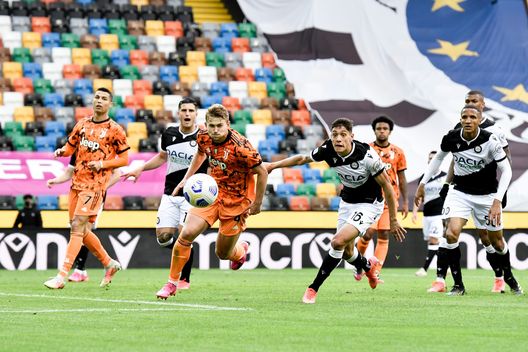 De Ligt in azione con la Juve l'anno scorso contro L'Udinese di mister Gotti De Ligt in azione con la Juve l'anno scorso contro L'Udinese di mister Gotti