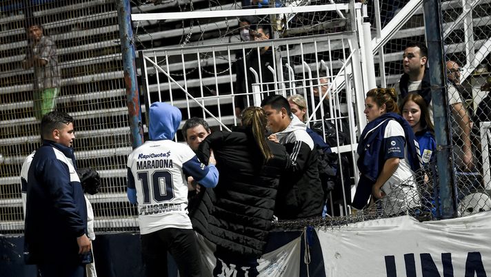 LA PLATA, ARGENTINA - OCTOBER 06: Fans of Gimnasia y Esgrima La Plata who were affected by tear gas enter the field of play after the match between Gimnasia y Esgrima La Plata and Boca Juniors was cancelled as part of Liga Profesional 2022 at Juan Carmelo Zerillo Stadium on October 6, 2022 in La Plata, Argentina. The match was stopped at nine minutes of play and later cancelled amid serious incidents outside the stadium with fans and police officers who used tear gas and rubber bullets to disperse the crowd. It was reported a fan of Gimnasia died and many were injured.(Photo by Marcelo Endelli/Getty Images) Ancora morte in Sudamerica: una vittima negli scontri in Gimnasia-Boca - immagine 1