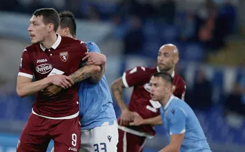  ROME, ITALY - OCTOBER 30: Francesco Acerbi of SS Lazio competes for the ball with Andrea Belotti of Torino FC during the Serie A match between SS Lazio and Torino FC at Stadio Olimpico on October 30, 2019 in Rome, Italy. (Photo by Paolo Bruno/Getty Images)