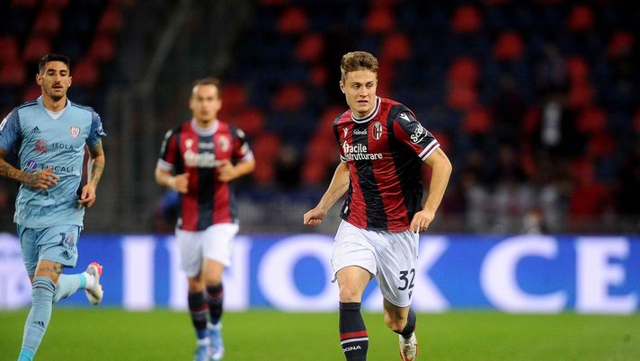 BOLOGNA, ITALY - NOVEMBER 01: Mattias Svanberg of Bologna FC in action during the Serie A match between Bologna FC and Cagliari Calcio at Stadio Renato Dall'Ara on November 01, 2021 in Bologna, Italy. (Photo by Mario Carlini / Iguana Press/Getty Images) Mercato – Wolfsburg su Svanberg, ma l’offerta è bassa - immagine 1