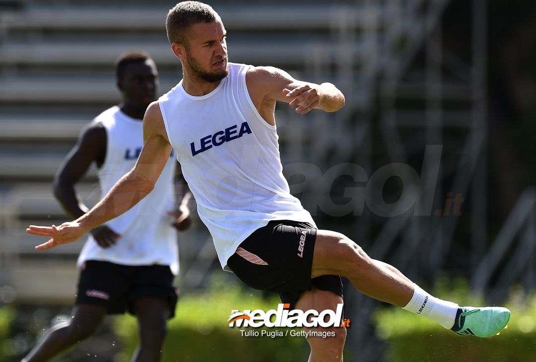  PALERMO, ITALY - AUGUST 16:  George Puscas in action during a US Citta' di Palermo training session at Carmelo Onorato training center on August 16, 2018 in Palermo, Italy.  (Photo by Tullio M. Puglia/Getty Images) 