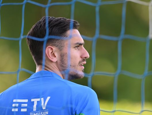 FLORENCE, ITALY - JUNE 02: Alex Meret of Italy looks on during a Italy training session at Centro Tecnico Federale di Coverciano on June 02, 2022 in Florence, Italy. (Photo by Claudio Villa/Getty Images) La Fiorentina cerca ancora il portiere: intanto un obiettivo rinnova - immagine 1