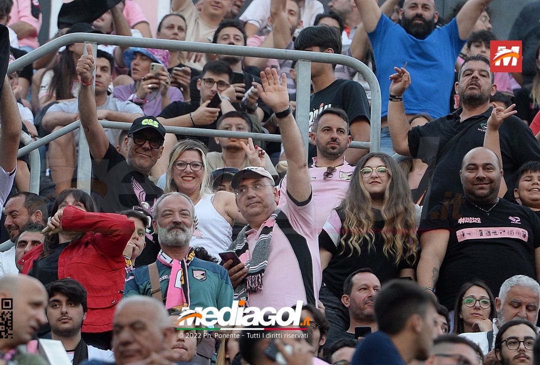 Fototifo, i tifosi allo stadio per Palermo-Feralpisaló 1-0 (gallery) - immagine 116