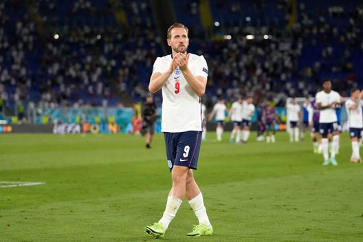 ROME, ITALY - JULY 03: Harry Kane of England applauds the fans following victory in the UEFA Euro 2020 Championship Quarter-final match between Ukraine and England at Olimpico Stadium on July 03, 2021 in Rome, Italy. (Photo by Alessandra Tarantino - Pool/Getty Images) ROME, ITALY - JULY 03: Harry Kane of England applauds the fans following victory in the UEFA Euro 2020 Championship Quarter-final match between Ukraine and England at Olimpico Stadium on July 03, 2021 in Rome, Italy. (Photo by Alessandra Tarantino - Pool/Getty Images)