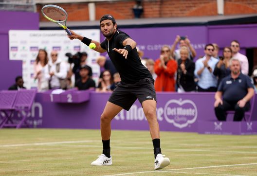 LONDON, ENGLAND - JUNE 19: Matteo Berrettini of Italy celebrates after winning match point against Filip Krajinovic of Serbia during the Men's Singles Final match on day seven of the cinch Championships at The Queen's Club on June 19, 2022 in London, England. (Photo by Clive Brunskill/Getty Images) Berrettini, grande cuore viola, vince il Queen’s per la seconda volta- immagine 2