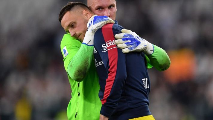TURIN, ITALY - APRIL 16: Lukasz Skorupski of Bologna reacts with Marko Arnautovic after the final whistle of the Serie A match between Juventus and Bologna FC at Allianz Stadium on April 16, 2022 in Turin, Italy. (Photo by Valerio Pennicino/Getty Images) De Leo: “Recuperiamo Skorupski! Medel, Schouten, Sansone e come sta Arnautovic” - immagine 1