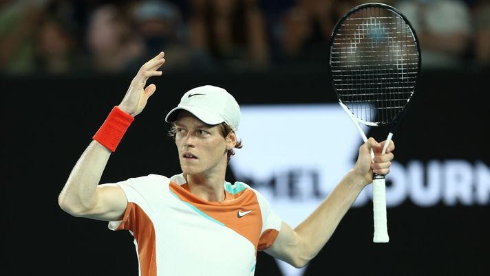 MELBOURNE, AUSTRALIA - JANUARY 26: Jannik Sinner of Italy celebrates a point and tries to get the crowd goin in his Men's Singles Quarterfinals match against Stefanos Tsitsipas of Greece during day 10 of the 2022 Australian Open at Melbourne Park on January 26, 2022 in Melbourne, Australia. (Photo by Mark Metcalfe/Getty Images) MELBOURNE, AUSTRALIA - JANUARY 26: Jannik Sinner of Italy celebrates a point and tries to get the crowd goin in his Men's Singles Quarterfinals match against Stefanos Tsitsipas of Greece during day 10 of the 2022 Australian Open at Melbourne Park on January 26, 2022 in Melbourne, Australia. (Photo by Mark Metcalfe/Getty Images)