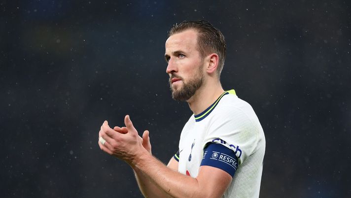 LONDON, ENGLAND - MARCH 08: Harry Kane of Tottenham Hotspur applauds the fans after the teams defeat during the UEFA Champions League round of 16 leg two match between Tottenham Hotspur and AC Milan at Tottenham Hotspur Stadium on March 08, 2023 in London, England. (Photo by Shaun Botterill/Getty Images) kane