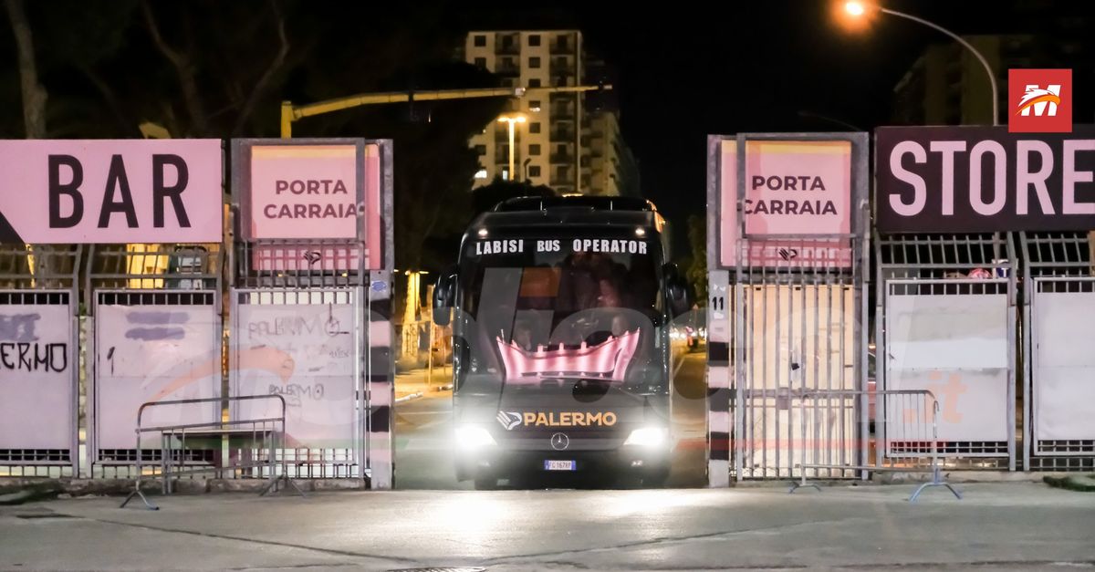 FOTO Palermo, i rosanero ritornano a Palermo dopo il ritiro a Manchester (Gallery) FOTO Palermo, i rosanero ritornano a Palermo dopo il ritiro a Manchester (Gallery)