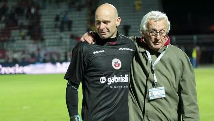 Cittadella, il lungo abbraccio a Pierobon: la squadra gli dedica la salvezza - immagine 1