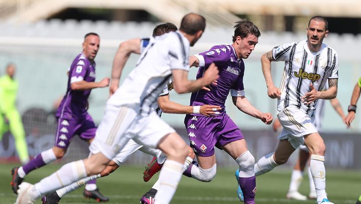 FLORENCE, ITALY - APRIL 25: Dusan Vlahovic of ACF Fiorentina in action during the Serie A match between ACF Fiorentina and Juventus at Stadio Artemio Franchi on April 25, 2021 in Florence, Italy. Sporting stadiums around Italy remain under strict restrictions due to the Coronavirus Pandemic as Government social distancing laws prohibit fans inside venues resulting in games being played behind closed doors. (Photo by Gabriele Maltinti/Getty Images) FLORENCE, ITALY - APRIL 25: Dusan Vlahovic of ACF Fiorentina in action during the Serie A match between ACF Fiorentina and Juventus at Stadio Artemio Franchi on April 25, 2021 in Florence, Italy. Sporting stadiums around Italy remain under strict restrictions due to the Coronavirus Pandemic as Government social distancing laws prohibit fans inside venues resulting in games being played behind closed doors. (Photo by Gabriele Maltinti/Getty Images)