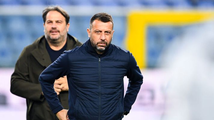 GENOA, ITALY - OCTOBER 27: Roberto D'Aversa head coach of Sampdoria (R) and Daniele Faggiano sports manager of Sampdoria enter the pitch before the Serie A match between UC Sampdoria and Atalanta BC at Stadio Luigi Ferraris on October 27, 2021 in Genoa, Italy. (Photo by Getty Images) Sampdoria, ufficiale un addio in mediana: risolto consensualmente il contratto - immagine 1