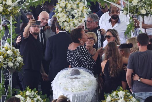 Gianni Infantino (Photo by Mario Tama/Getty Images) Infantino risponde alle polemiche: “Foto chieste dai familiari e i compagni di Pelé”- immagine 2