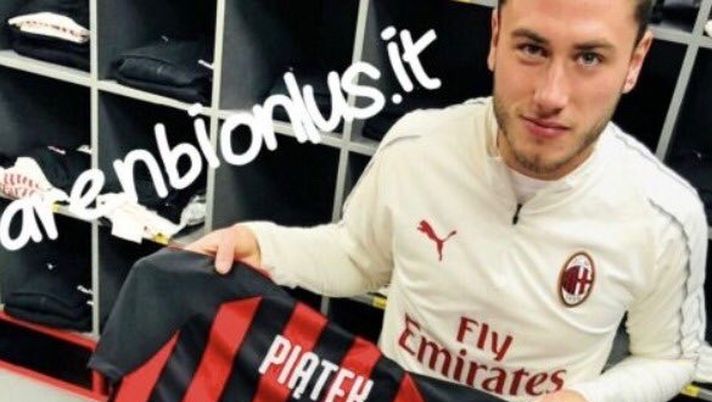 Davide Calabria con le maglie in asta per Arenbi Onlus (credits: Official Davide Calabria Twitter account) 