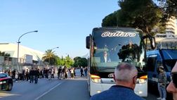 VIDEO Palermo-Triestina, arriva il pullman degli alabardati tra i fischi dei tifosi