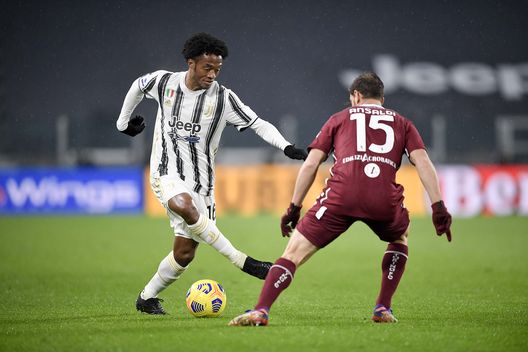 TURIN, ITALY - DECEMBER 05: Juan Cuadrado of Juventus competes for the ball with Cristian Daniel Ansaldi of Torino FC during the Serie A match between Juventus and Torino FC at Allianz Stadium on December 05, 2020 in Turin, Italy. (Photo by Daniele Badolato - Juventus FC/Juventus FC via Getty Images) TURIN, ITALY - DECEMBER 05: Juan Cuadrado of Juventus competes for the ball with Cristian Daniel Ansaldi of Torino FC during the Serie A match between Juventus and Torino FC at Allianz Stadium on December 05, 2020 in Turin, Italy. (Photo by Daniele Badolato - Juventus FC/Juventus FC via Getty Images)