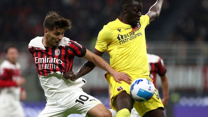 MILAN, ITALY - APRIL 04: Musa Barrow of Bologna battles for possession with Brahim Diaz of AC Milan during the Serie A match between AC Milan and Bologna FC at Stadio Giuseppe Meazza on April 04, 2022 in Milan, Italy. (Photo by Marco Luzzani/Getty Images) Bologna, tre giocatori da valutare: non solo Barrow! De Leo: “Problemino Arna, Soriano…” - immagine 1