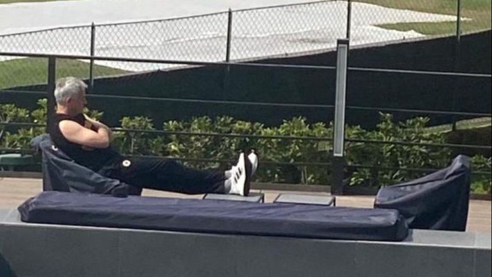 Roma, Mourinho si gode il sole a Trigoria: relax per lo Special One - immagine 1