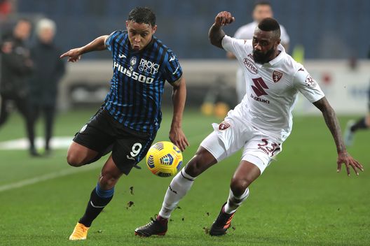 BERGAMO, ITALY - FEBRUARY 06: Luis Muriel of Atalanta B.C. is challenged by Nicolas Nkoulou of Torino FC during the Serie A match between Atalanta BC and Torino FC at Gewiss Stadium on February 06, 2021 in Bergamo, Italy. Sporting stadiums around Italy remain under strict restrictions due to the Coronavirus Pandemic as Government social distancing laws prohibit fans inside venues resulting in games being played behind closed doors. (Photo by Emilio Andreoli/Getty Images) BERGAMO, ITALY - FEBRUARY 06: Luis Muriel of Atalanta B.C. is challenged by Nicolas Nkoulou of Torino FC during the Serie A match between Atalanta BC and Torino FC at Gewiss Stadium on February 06, 2021 in Bergamo, Italy. Sporting stadiums around Italy remain under strict restrictions due to the Coronavirus Pandemic as Government social distancing laws prohibit fans inside venues resulting in games being played behind closed doors. (Photo by Emilio Andreoli/Getty Images)