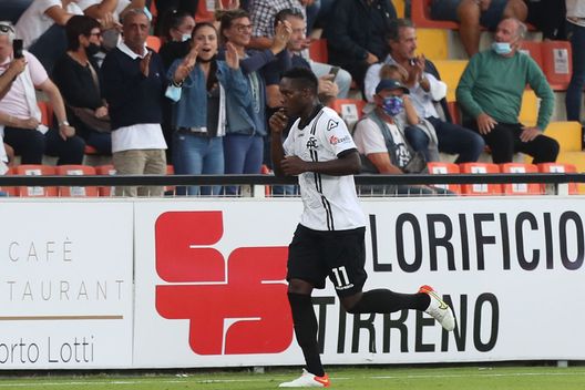 LA SPEZIA, ITALY - SEPTEMBER 22: Emmanuel Gyasi of Spezia Calcio celebrates after scoring a goal during the Serie A match between Spezia Calcio v Juventus at Stadio Alberto Picco on September 22, 2021 in La Spezia, Italy. (Photo by Gabriele Maltinti/Getty Images) LA SPEZIA, ITALY - SEPTEMBER 22: Emmanuel Gyasi of Spezia Calcio celebrates after scoring a goal during the Serie A match between Spezia Calcio v Juventus at Stadio Alberto Picco on September 22, 2021 in La Spezia, Italy. (Photo by Gabriele Maltinti/Getty Images)
