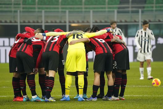 I giocatori rossoneri si caricano prima di Milan-Juventus 0-0 (Serie A 2021-2022) | AC Milan News (Getty Images) Milan-Juventus 0-0 Serie A 2021-2022 AC Milan