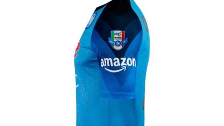 Il Napoli presenta la nuova maglia celebrativa per lo scudetto!