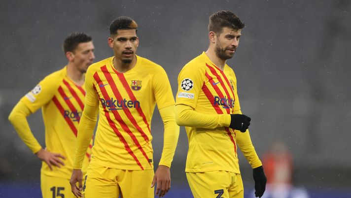 MUNICH, GERMANY - DECEMBER 08: Gerard Piqué of Barcelona looks dejected at the final whistle of the UEFA Champions League group E match between FC Bayern München and FC Barcelona at Football Arena Munich on December 08, 2021 in Munich, Germany. (Photo by Alexander Hassenstein/Getty Images) VIDEO Napoli-Barcellona 1-3: al 44′ segna Piquè per i catalani - immagine 1