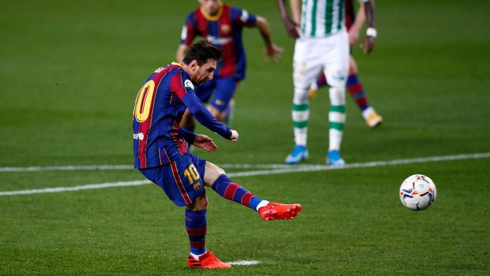 BARCELONA, SPAIN - NOVEMBER 07: Lionel Messi of FC Barcelona scores a penalty for his team's third goal during the La Liga Santader match between FC Barcelona and Real Betis at Camp Nou on November 07, 2020 in Barcelona, Spain. Sporting stadiums in Spain remain under strict restrictions due to the Coronavirus Pandemic as Government social distancing laws prohibit fans inside venues resulting in games being played behind closed doors. (Photo by Eric Alonso/Getty Images) BARCELONA, SPAIN - NOVEMBER 07: Lionel Messi of FC Barcelona scores a penalty for his team's third goal during the La Liga Santader match between FC Barcelona and Real Betis at Camp Nou on November 07, 2020 in Barcelona, Spain. Sporting stadiums in Spain remain under strict restrictions due to the Coronavirus Pandemic as Government social distancing laws prohibit fans inside venues resulting in games being played behind closed doors. (Photo by Eric Alonso/Getty Images)