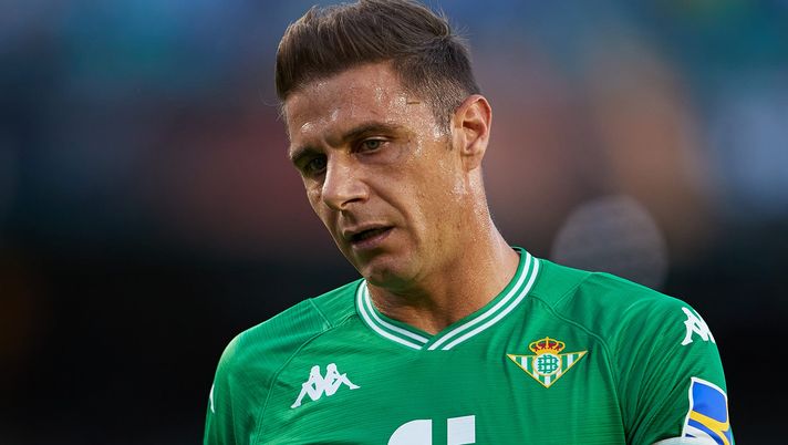 SEVILLE, SPAIN - OCTOBER 21: Joaquin Sanchez of Real Betis looks on during the UEFA Europa League group G match between Real Betis and Bayer Leverkusen at Estadio Benito Villamarin on October 21, 2021 in Seville, Spain. (Photo by Fran Santiago/Getty Images) In campo nel derby di Siviglia a 2 minuti dalla fine: Betis, l’amarezza di Joaquin - immagine 1