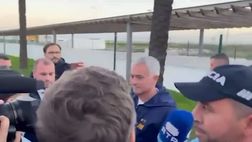 Mourinho accerchiato dai giornalisti: si ritrova una spugna in mano | VIDEO
